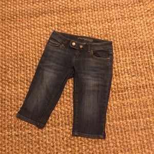 AMERICAN EAGLE. Clam diggers, so cute and 50s looking!